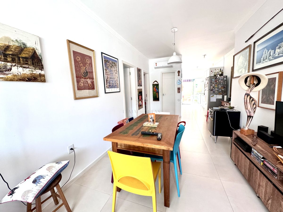 Apartamento térreo dois dormitórios na Praia dos Amores
