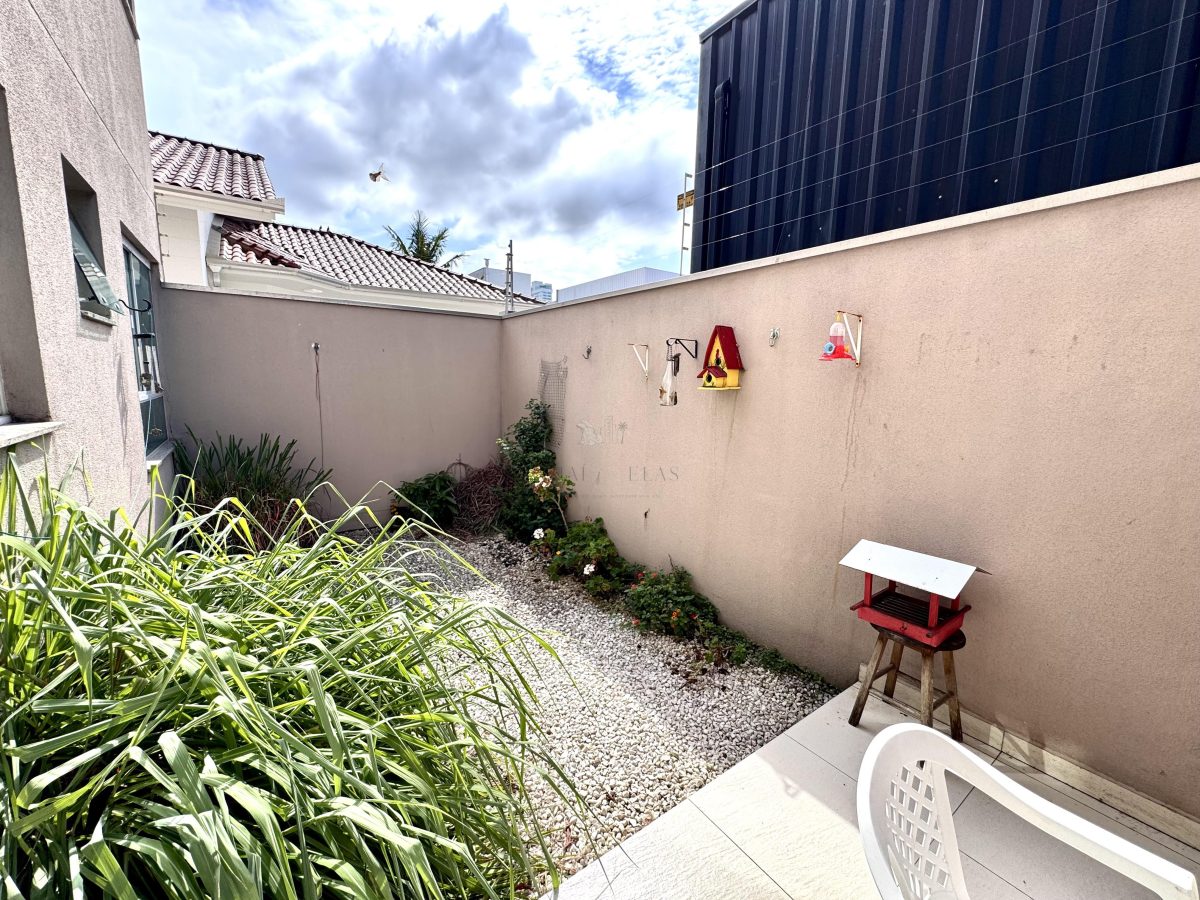 Apartamento térreo dois dormitórios na Praia dos Amores