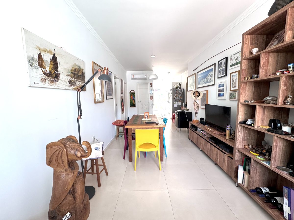 Apartamento térreo dois dormitórios na Praia dos Amores