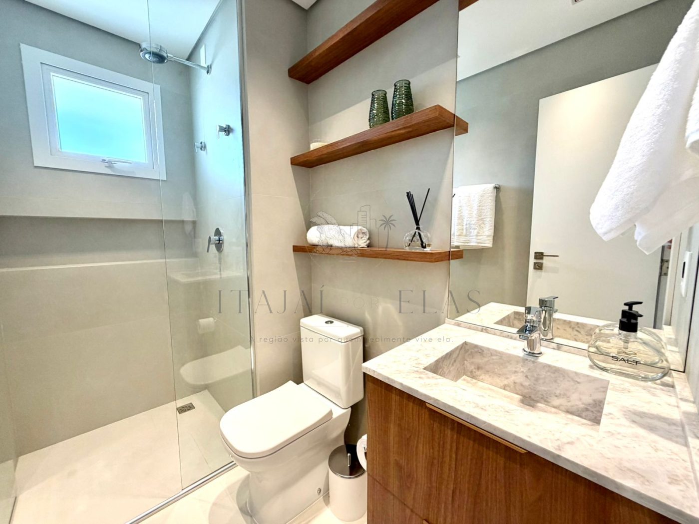 Apartamento 2 dormitórios na praia brava mobiliado 