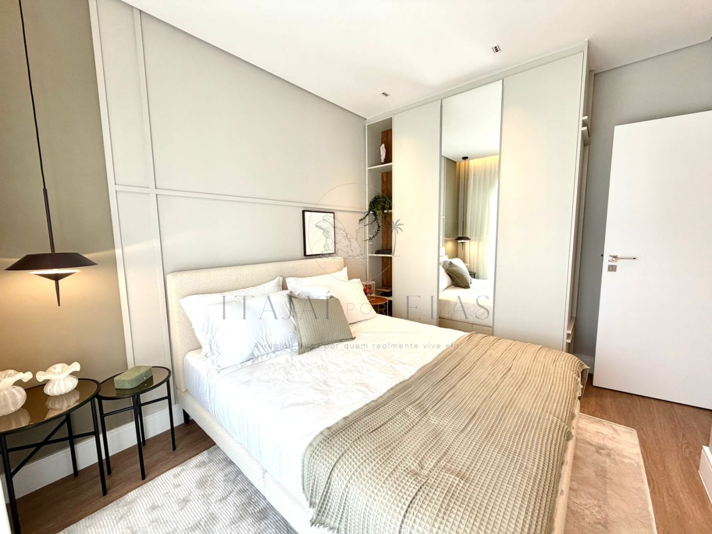 Apartamento 2 dormitórios na praia brava mobiliado 