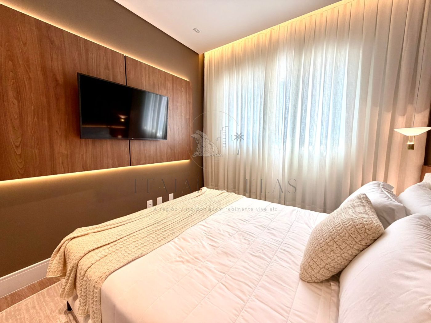 Apartamento 2 dormitórios na praia brava mobiliado 