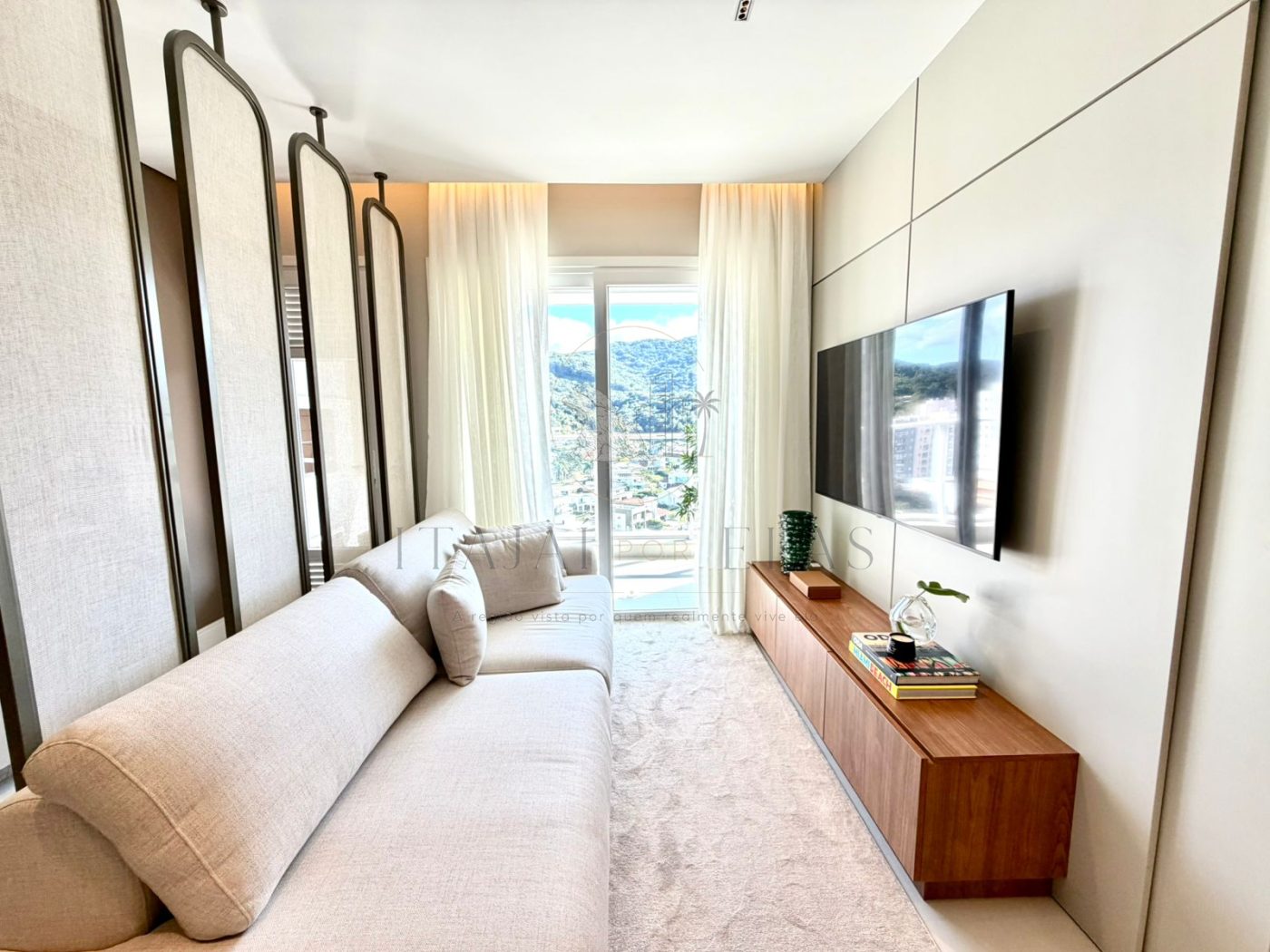 Apartamento 2 dormitórios na praia brava mobiliado 