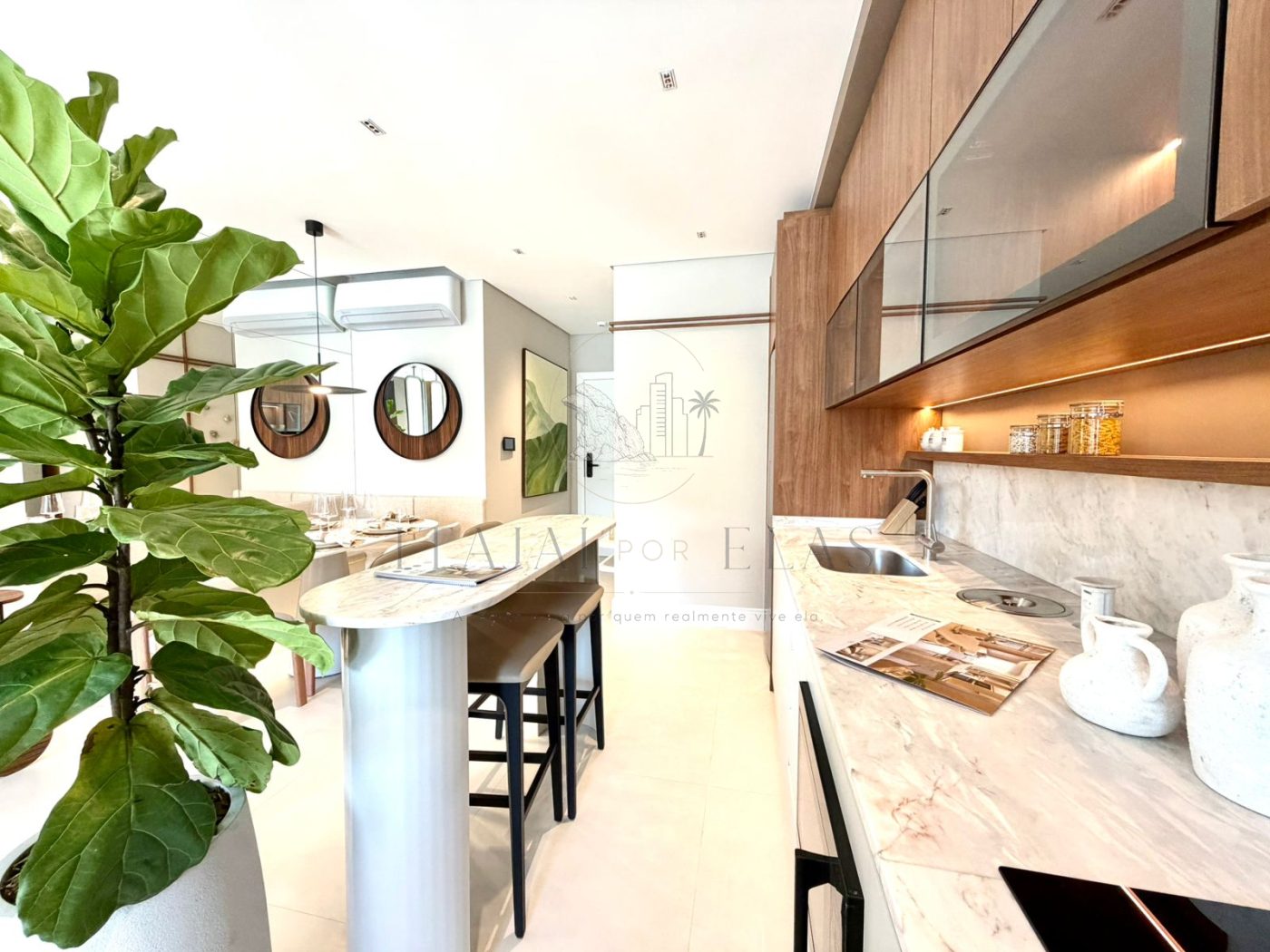 Apartamento 2 dormitórios na praia brava mobiliado 