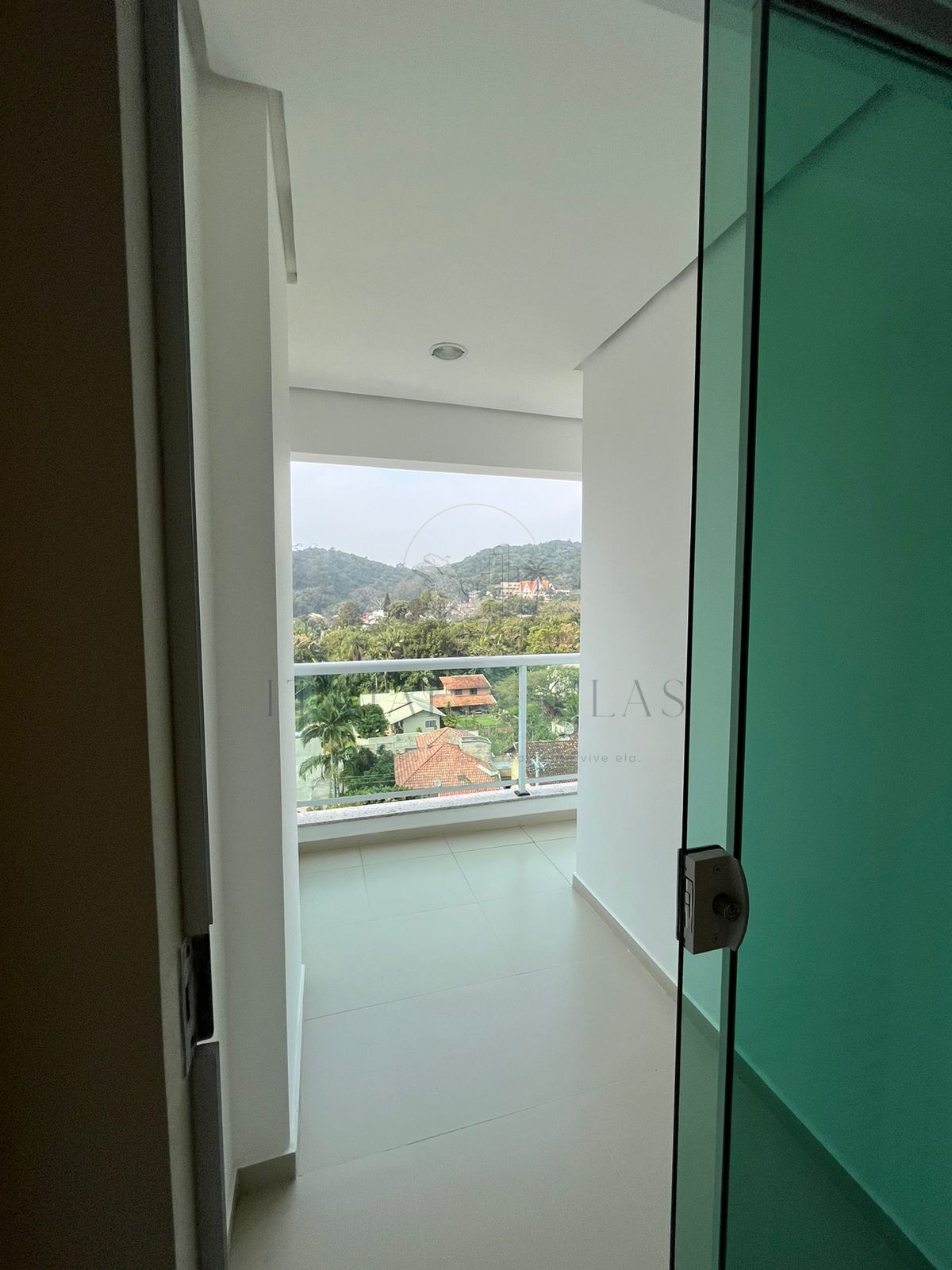 Apartamento vista mar três suítes para venda em Cabeçudas