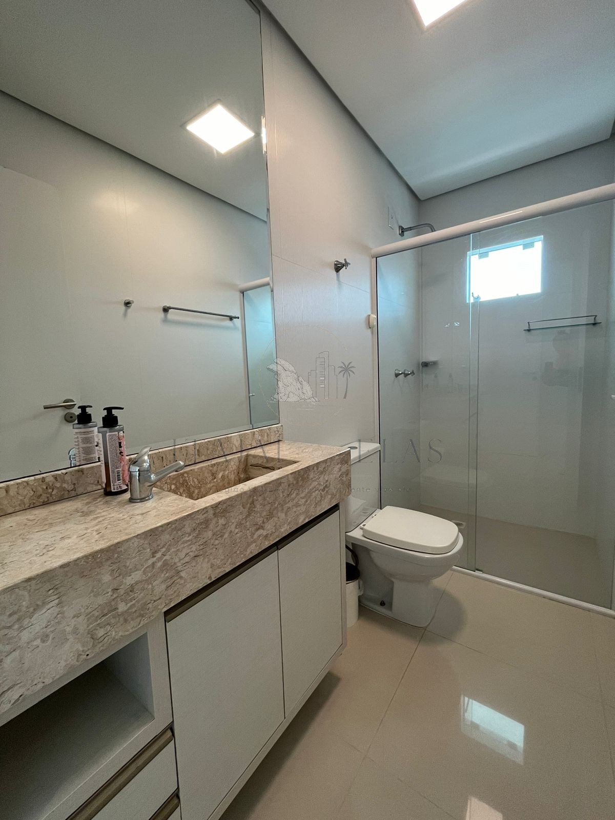 Apartamento vista mar três suítes para venda em Cabeçudas