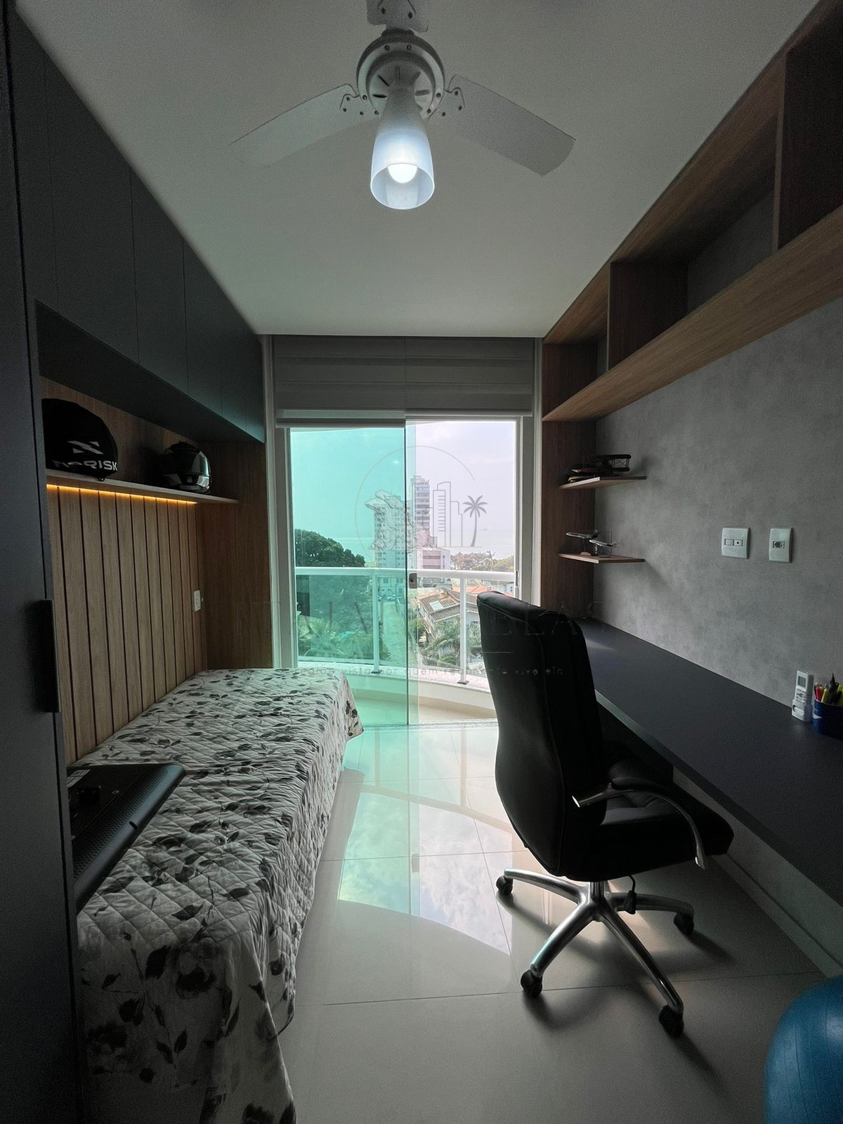 Apartamento vista mar três suítes para venda em Cabeçudas