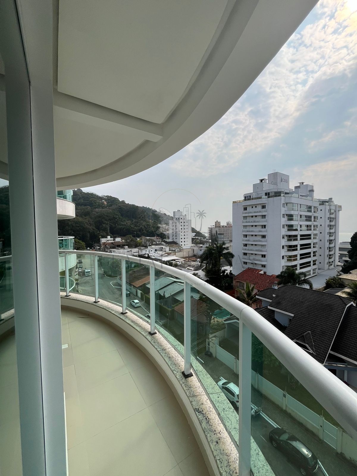 Apartamento vista mar três suítes para venda em Cabeçudas