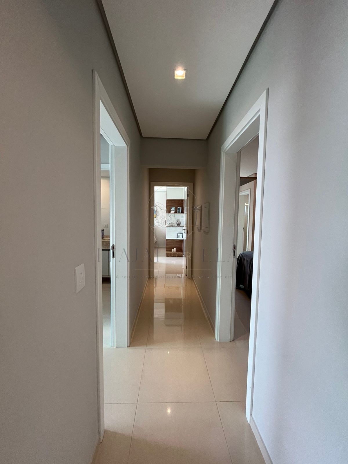 Apartamento vista mar três suítes para venda em Cabeçudas